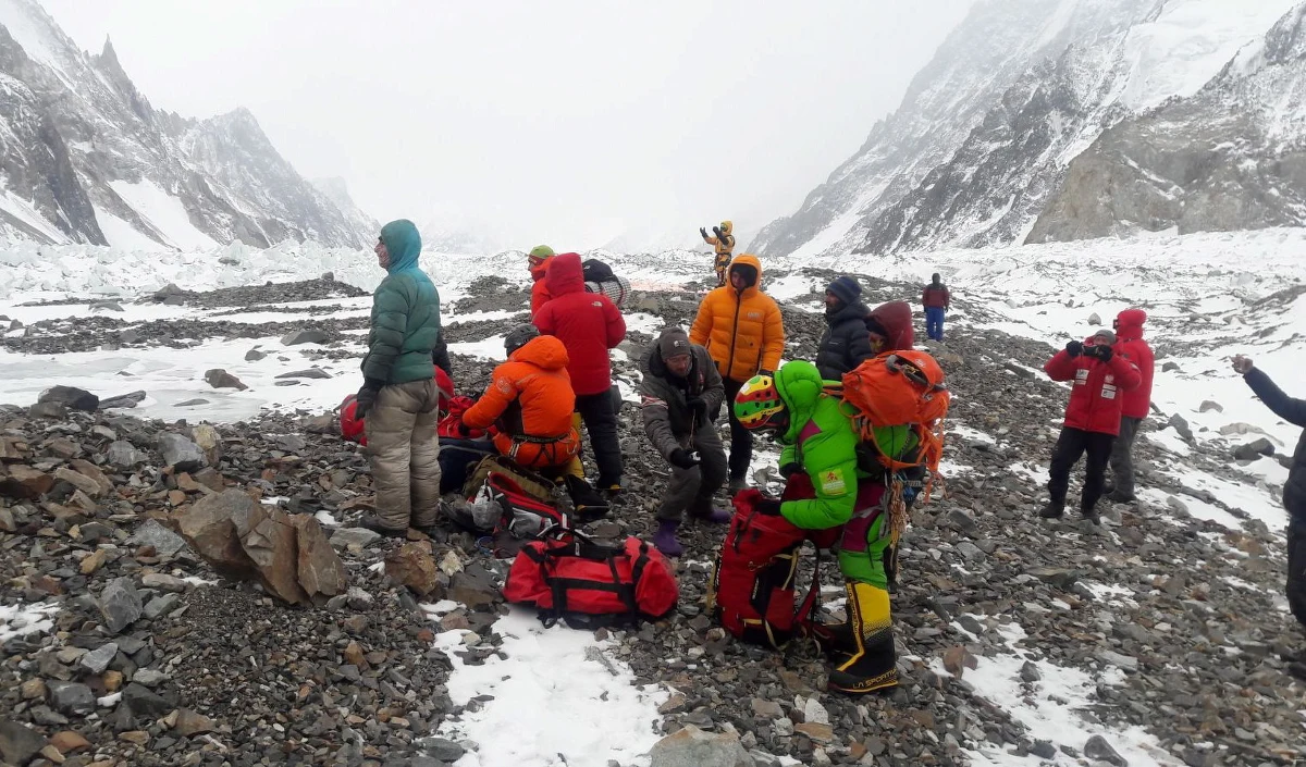 Bardzo złe warunki pogodowe, przede wszystkim silny wiatr, nadal uniemożliwiają Adamowi Bieleckiemu, Denisowi Urubce, Jarosławowi Botorowi i Piotrowi Tomali powrót do bazy pod K2. Po brawurowej akcji ratunkowej na Nanga Parbat czterej wspinacze na możliwość powrotu pod K2 oczekują w mieście Skardu na północy Pakistanu.