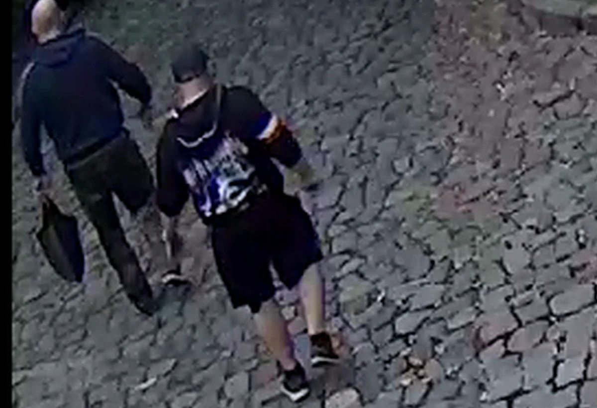 Komenda Miejska Policji w Gdańsku opublikowała wizerunki prawdopodobnych sprawców, którzy kamieniem wybili szybę w jednym z mieszkań. Jak podają lokalne media, chodzi o dom Michała Tuska - syna byłego premiera.