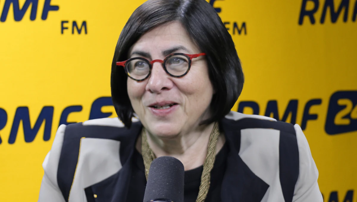 "Dyplomaci mają swoje instrukcje" – tak ambasador Izraela w Polsce Anna Azari tłumaczy wybór miejsca i godziny krytyki przyjęcia przez Sejm nowelizacji ustawy o IPN. "Ta burza zaczęła się w Izraelu. Mówiłam, bo musiałam. Miałam coś innego do powiedzenia, ale w Izraelu już była decyzja premiera" – wyjaśniała. Anna Azari twierdzi, że próbowała uprzedzić premiera Mateusza Morawieckiego przed ceremonią, że jej przemówienie zostało zmienione. Ambasador Azari twierdzi, że były prowadzone rozmowy na temat nowelizacji ustawy o IPN. "Było porozumienie, tak to rozumieliśmy, że na ten moment ustawa nie będzie przyjęta. W ten ostatni piątek to była dla nas niespodzianka" – dodała. 