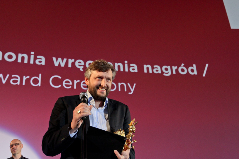 Rada Programowa Krakowskiej Fundacji Filmowej postanowiła w tym roku uhonorować nagrodą Smoka Smoków za wyjątkowy wkład w rozwój światowej kinematografii wybitnego reżysera dokumentalistę Siergieja Łoźnicę. 21. laureat tego prestiżowego wyróżnienia jest także najmłodszym w historii zdobywcą tej nagrody.