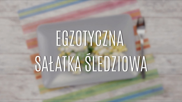 Polacy nie są fanami ryb, ale śledzie kochają. Jedzą je z cebulą, z sosem musztardowym czy pomidorowym. Należysz do miłośników śledzia? W takim razie na pewno zasmakuje ci również egzotyczna sałatka śledziowa. Egzotyczna sałatka śledziowa jest pyszną odskocznią od gotowych produktów sklepowych. Warto przygotować od czasu do czasu coś bardziej oryginalnego. Sprawdź przepis na egzotyczną sałatkę śledziową.