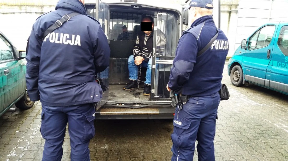 Prokuratura w Łowiczu postawiła 36-letniemu mężczyźnie zarzut zabójstwa 41-letniego męża kobiety, z którą był związany. Wcześniej zarzut współudziału w zabójstwie usłyszała 31-letnia kobieta. Obojgu grozi nawet dożywocie.