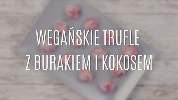 Szukasz pomysłu na wegański deser? W takim razie wypróbuj trufle z burakiem i kokosem. Deser jest niezwykle prosty, ale smakuje obłędnie! Wegańskie trufle z burakiem i kokosem mogłyby podawać najlepsze wiedeńskie kawiarnie. Chcesz, poczęstować swoich gości czymś naprawdę wyjątkowym? Zrób im wegańskie trufle z burakiem i kokosem.