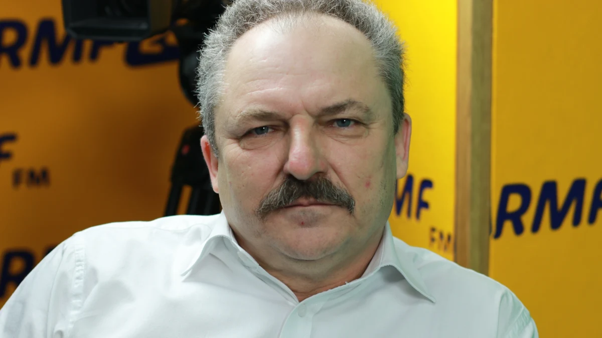 "Odradzam udział w demonstracji przed ambasadą Izraela. Wszystkie demonstracje narodowców budzą kontrę" – mówił Marek Jakubiak, poseł Kukiz’15. "To nie jest nasz problem. Widać wyraźnie, że Izrael ma sam z tym problem, co nawywijał ostatnio i wielce żałuję, że ta manifestacja się odbędzie" – dodał gość Porannej rozmowy w RMF FM. "Jestem przekonany, więcej niż pewien, że prowokacje będą, że świat pokaże to (manifestację narodowców pod amb. Izraela – red.) inaczej, niż zakłada to Robert Winnicki czy Krzysztof Bosak" - oświadczył. "Być może kampania czarnych bilbordów dotyczących sądownictwa wyczerpała możliwości intelektualne tejże fundacji" – mówił o braku działań Polskiej Fundacji Narodowej ws. konfliktu polsko-izraelskiego. W odpowiedzi na pytanie, czy należy zmienić władze PFN, poseł Kukiz'15 oświadczył: "Należy o tym pomyśleć". "To są te momenty, w których mówimy „sprawdzam”. Polska Fundacja Narodowa powinna działać w tej kwestii" – stwierdził gość Roberta Mazurka. "Tutaj mamy do czynienia z czerwonym alarmem. Polska znowu jest na ustach całego świata, za chwilę narodowcy nam poprawią" – nawiązywał do zapowiadanej na dziś manifestacji.