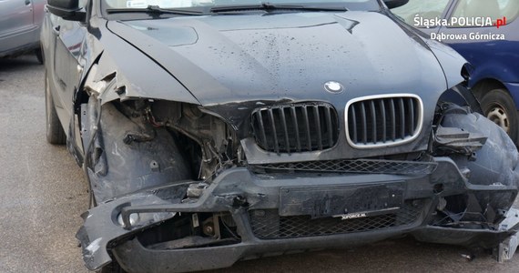 Policjanci z Dąbrowy Górniczej zatrzymali mężczyznę, który terenowym bmw uszkodził 11 zaparkowanych samochodów.