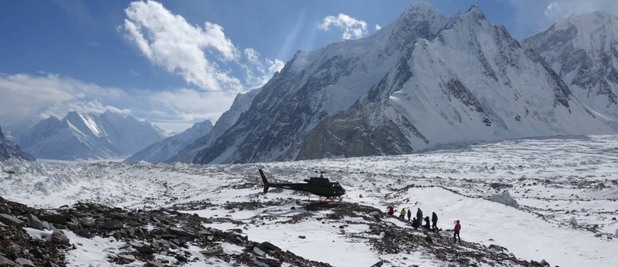 "Nic się nie zmieniło od wtorku, nadal są bardzo złe warunki pogodowe. Zadymka, nic nie widać. Silny wiatr nadal uniemożliwia przelot śmigłowca i powrót kolegów do naszej bazy" - przekazał uczestnik narodowej wyprawy na niezdobyty zimą szczyt K2 (8611 m) Rafał Fronia. W niedzielę dwa helikoptery zabrały z obozu pierwszego (4850 m) na Nanga Parbat (8126 m) Elisabeth Revol oraz Adama Bieleckiego, Denisa Urubkę, Jarosława Botora i Piotra Tomalę, którzy udali się na akcję ratunkową, by sprowadzić z góry francuską alpinistkę. Revol jest już w szpitalu we francuskim Sallanches, a polscy himalaiści przebywają w pakistańskiej miejscowości Skardu.