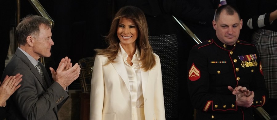 Melania Trump nie towarzyszyła mężowi w drodze na Kapitol, gdzie Donald Trump wygłosił orędzie o stanie państwa - zwraca uwagę "Daily Mail". Pierwsza Dama udała się do siedziby Kongresu własną kolumną samochodów, ale - jak podkreśliła jej rzeczniczka - do Białego Domu wróciła już z prezydentem na pokładzie "Bestii". Według "Daily Mail", kryzys w małżeństwie Pierwszej Pary USA wywołały niedawne doniesienia o tym, że prawnik Trumpa zapłacił gwieździe porno Stormy Daniels za milczenie nt. ich romansu.