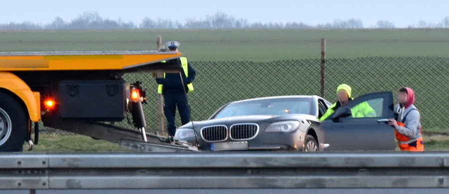​Czy prezydenckie BMW, która dwa lata temu uległo wypadkowi na autostradzie pod Opolem, miało uszkodzona nie jedną, ale aż trzy opony? Według ujawnionej dziś opinii Ośrodka Badawczo-Rozwojowego Przemysłu Oponiarskiego "Stomil" w Poznaniu, aż trzy opony samochodu, którym jechał Andrzej Duda, nosiło ślady "eksploatacji w warunkach zaniżonego ciśnienia przez kilkanaście tysięcy kilometrów".