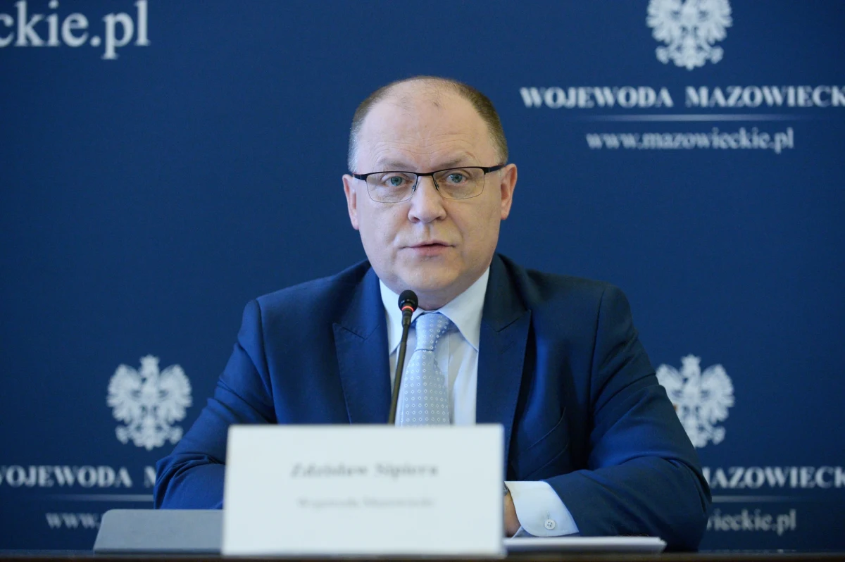 Wojewoda mazowiecki zdecydował o wydaniu zakazu poruszania się na obszarze przy Ambasadzie Izraela w Warszawie: to sposób na zablokowanie zaplanowanej na popołudnie manifestacji środowisk narodowych przed placówką. Jak informował wcześniej dziennikarz RMF FM Krzysztof Zasada, to szef MSWiA Joachim Brudziński polecił wojewodzie znalezienie sposobu na niedopuszczenie do demonstracji.