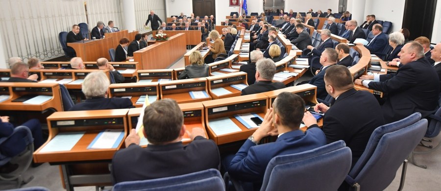 Senat debatuje nad nowelą ustawy o Instytucie Pamięci Narodowej, która wprowadza m.in. kary za przypisywanie polskiemu narodowi lub państwu odpowiedzialności za zbrodnie z okresu II wojny światowej. Głosowanie ws. nowelizacji ustawy o IPN ma odbyć się w nocy. "Liczymy, że zakończenie prac nad nią wpłynie na obniżenie emocji" - zapowiedział marszałek Senatu Stanisław Karczewski. W czwartek - jak poinformował - rząd wyda oświadczenie, w którym ustosunkuje się do noweli.