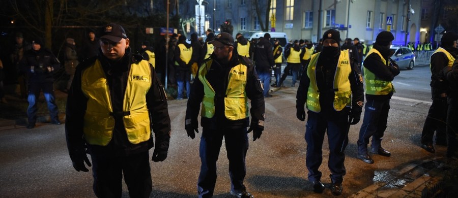 W pobliżu ambasady Izraela w Warszawie, gdzie miała się odbyć manifestacja środowisk narodowych zebrało się w środę wieczorem kilkadziesiąt osób. Byli wśród nich m.in. przedstawiciele ruchu Obywatele RP oraz niewielka grupa związana z narodowcami. Jak poinformowała policja, na miejscu było spokojnie.