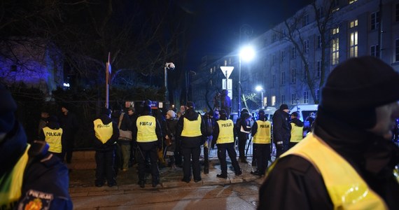 Wielu prawników i polityków będzie zapewne szczegółowo analizować zasadność dzisiejszej decyzji wojewody mazowieckiego Zbigniewa Sipiery o zamknięciu od 31 stycznia do 5 lutego ulic wokół Ambasady Izraela w Warszawie, aby uniemożliwić organizowanie pod nią jakichkolwiek manifestacji.