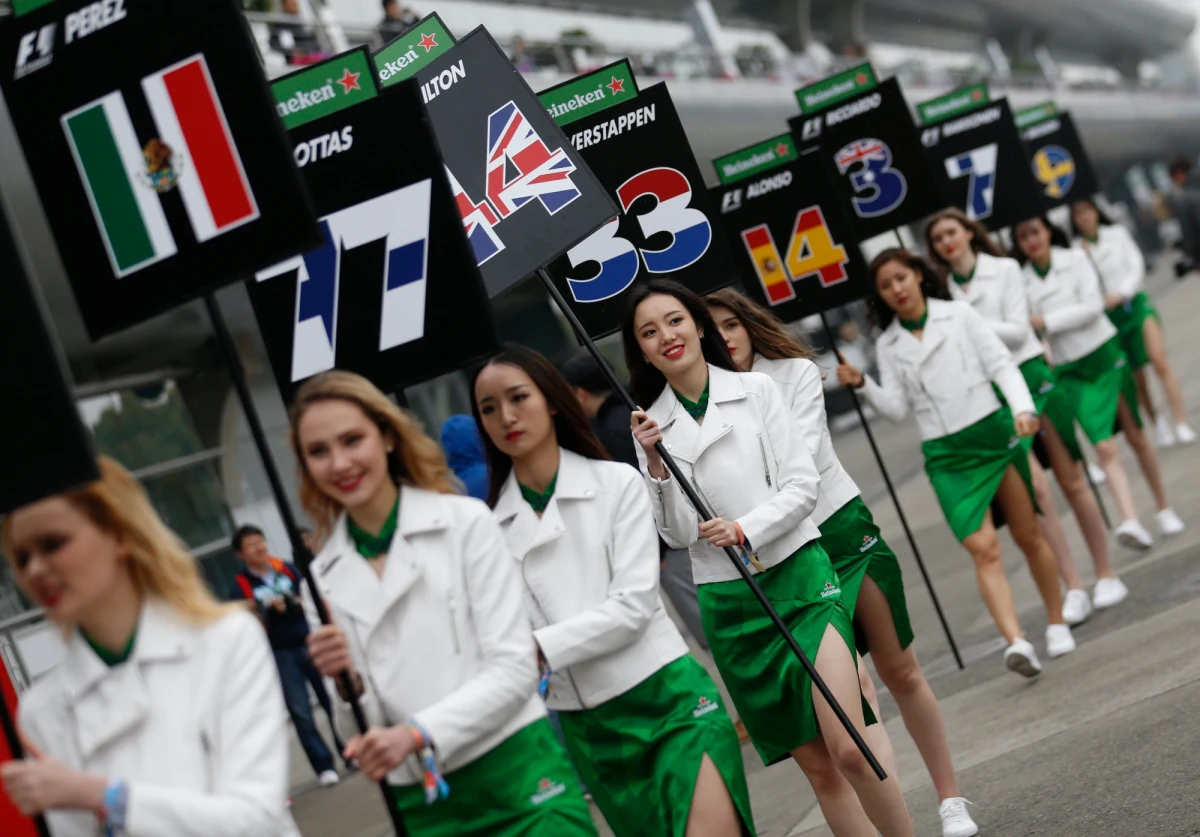 Zmiany w Formuły 1. Od tego sezonu, który rozpocznie 25 marca wyścig o Grand Prix Australii w Melbourne, z torów wyścigowych znikną hostessy. Do tej pory ubrane w kuse mundurki kobiety, stojąc przy samochodach, na specjalnych tablicach prezentowały numery startowe.