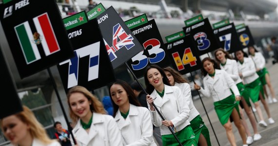 Zmiany w Formuły 1. Od tego sezonu, który rozpocznie 25 marca wyścig o Grand Prix Australii w Melbourne, z torów wyścigowych znikną hostessy. Do tej pory ubrane w kuse mundurki kobiety, stojąc przy samochodach, na specjalnych tablicach prezentowały numery startowe.