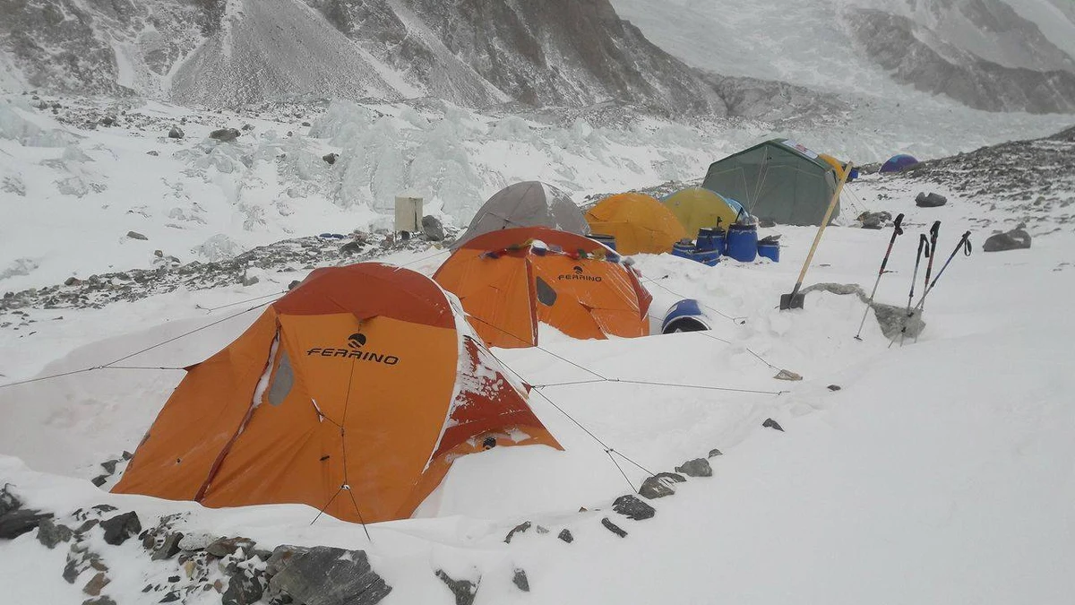 "Nadal nie ma szans, aby helikopter przetransportował naszych himalaistów ze Skardu do bazy pod K2. Pogoda nie poprawiła się. Natomiast ratownik medyczny Jarosław Botor musi z ważnych powodów osobistych wrócić do Polski" - poinformował szef komitetu organizacyjnego wyprawy na K2 Janusz Majer. 