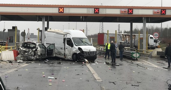 Poważny wypadek na autostradzie A2. Nietrzeźwy kierowca tira staranował 5 samochodów czekających w kolejce do punktu poboru opłat w Zdżarach w okolicach Konina. Ucierpiało 10 osób. Uszkodzone zostały elementy punktu poboru opłat. O wypadku zaalarmowali nas Słuchacze, dzwoniąc na Gorącą Linię RMF FM. Od Piotra dostaliśmy zaś zdjęcia z miejsca karambolu.