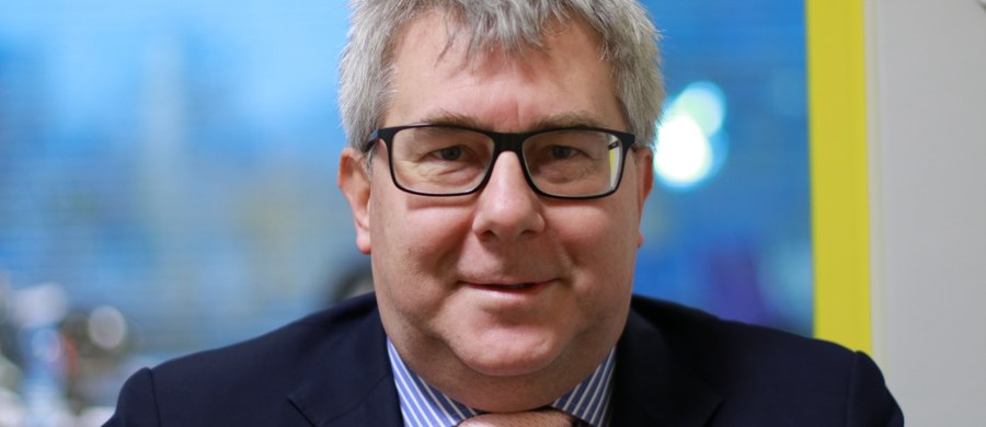 "Nie żałuję swoich słów" - mówi RMF FM Ryszard Czarnecki tuż przed posiedzeniem szefów grup politycznych europarlamentu, którzy mają zdecydować o wniosku w sprawie odwołania go ze stanowiska wiceprzewodniczącego PE za porównania Róży Thun do  szmalcownika. Czarnecki nie ma złudzeń i spodziewa się, że będzie większość za jego odwołaniem - zarówno dzisiaj jak i w przyszłym tygodniu, we wtorek podczas głosowania na sesji plenarnej. 