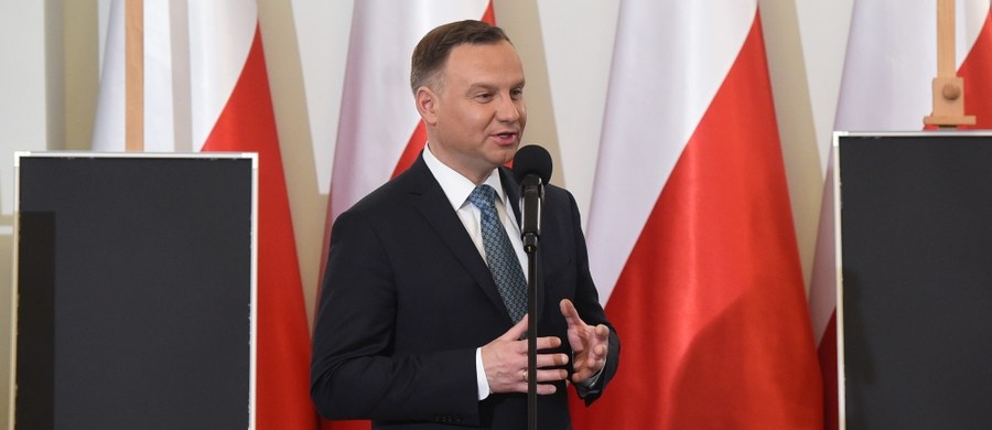 ​Mamy wielkie zobowiązanie wobec walczących o wolną Polskę - powiedział w czwartek prezydent Andrzej Duda podczas uroczystości wręczenia not identyfikacyjnych członkom rodzin 22 ofiar totalitaryzmów. Ich najbliższym wręczymy noty identyfikacyjne - dodał.