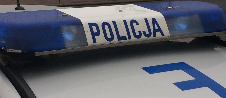 Policjanci zatrzymali kierowcę BMW, który w miniony weekend w Ptakowicach k. Tarnowskich Gór śmiertelnie potrącił 58-latkę. Według świadka po wypadku kierowca zatrzymał się i wysiadł z auta. Po chwili odjechał, nie udzielając ofierze pomocy.