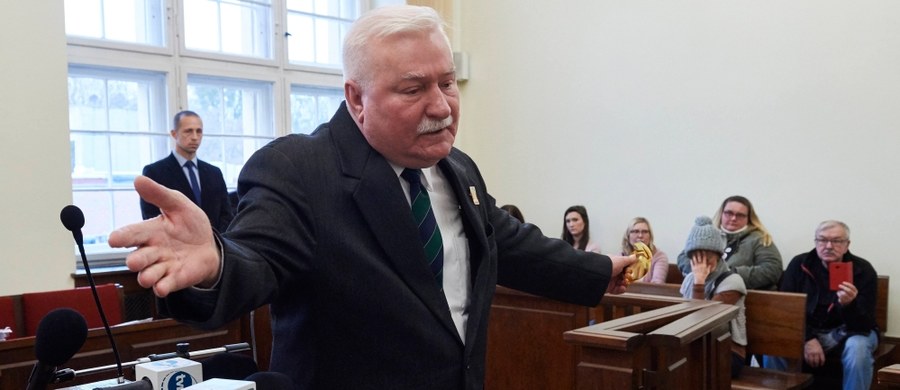 Lech Wałęsa ma przeprosić byłego pracownika Stoczni Gdańskiej, Henryka Jagielskiego za nazwanie go tajnym współpracownikiem SB, zarzucenie mu pobicia kolegi w stoczni i stwierdzenie, że należał do "tajnego stowarzyszenia" – orzekł gdański sąd. Były prezydent został też zobowiązany do zapłacenia 15 tys. zł wraz z odsetkami od czerwca 2017 r., pokrycia kosztów procesu oraz zaprzestania rozpowszechniania tych informacji.