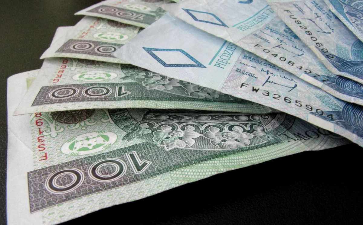 1 stycznia wzrasta wynagrodzenie minimalne. A to oznacza, że prawie 1,5 miliona Polaków od nowego roku zamiast 4300 zł brutto będzie zarabiało 4666 zł. To dla właścicieli dużych przedsiębiorstw oznacza ogromne wydatki.