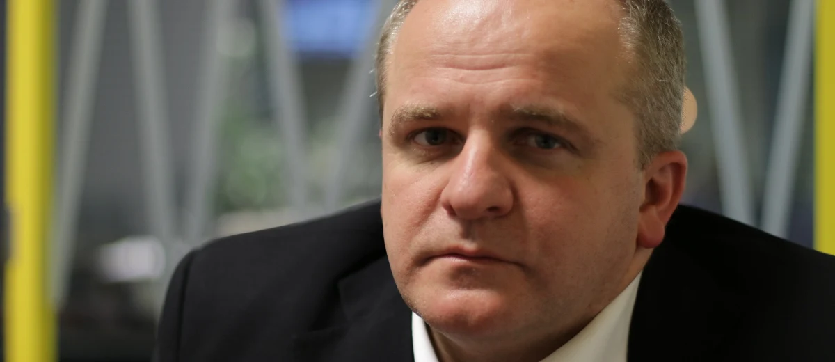 „Ja zawszę odwołuję się do Jana Olszewskiego, który w tych sprawach ma bardzo zdroworozsądkowe podejście. On mówi: "To jest absurdalny spór" .To jest trochę absurdalny spór. Dużą rolę odgrywa tutaj wewnętrzna polityka. To pokazuje, że jesteśmy dosyć podobni” – tak o napięciu dyplomatycznym między Polską i Izraelem w Popołudniowej rozmowie w RMF FM mówi Paweł Kowal, historyk, publicysta, były wiceszef MSZ w rządzie PiS. „Bezpośrednia wina jest po stronie byłego ministra finansów Jair Lapida. On napisał tweeta, i od tego się to wszystko zaczęło” - ocenia członek Polskiej Akademii Nauk. Gość Marcina Zaborskiego zwraca też uwagę, że konflikt trwa, bo w Polsce i w Izraelu są politycy, którym na tym zależy. „Przecież od tego wzrośnie poparcie dla obozu władzy. To jest ta sama sytuacja co w Izraelu. PiS walczy o skrajne glosy (…). Oni walczą po prostu o te głosy, które w innym wypadku by odpadły. Ponieważ nie pozwolono na tę demonstrację narodowców, to trzeba coś innego dać narodowcom. To jest trybut, który się płaci” - uważa Kowal. Odnosząc się do treści nowelizacji ustawy o IPN, członek PAN uważa, że ma ona dużo wad: „Ta ustawa jest źle napisana. Jest niemądrze napisana i trzeba się do tego przyznać” – mówi. „Co powinien zrobić prezydent? Zastanowić się, posłuchać argumentów osoby, która jest autorytetem. Powinien przeczytać wywiad z Janem Olszewskim” – radzi Paweł Kowal.