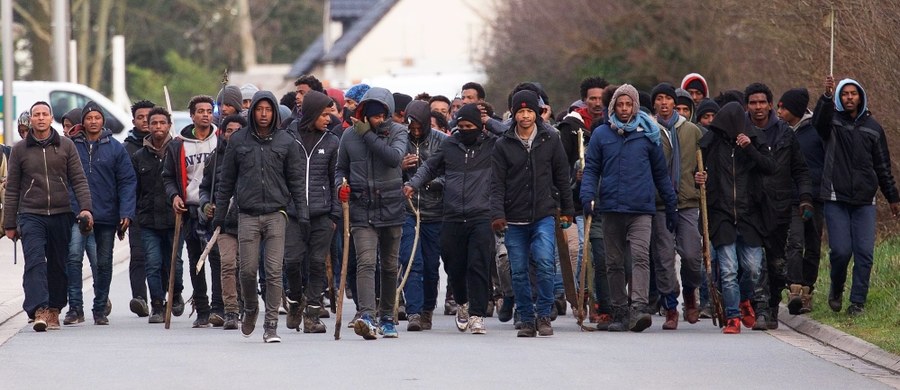Co najmniej 16 osób zostało rannych, w tym cztery ciężko w czasie strzelaniny i ulicznych starć pomiędzy imigrantami w rejonie Calais we Francji. Według źródeł policyjnych cztery osoby zostały postrzelone i znajdują się w stanie krytycznym. Świadkowie twierdzą, że w czasie rozdawania imigrantom darmowych posiłków kilkuset Erytrejczyków zaatakowało grupę Afgańczyków.