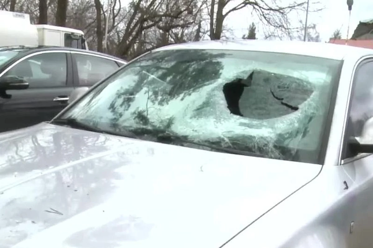 ​Bryła lodu, która spadła z ciężarówki, wybiła przednią szybę samochodu osobowego podczas wymijania pojazdów w okolicy Prandocina Wysiołka w województwie małopolskim. W wyniku tego zdarzenia twarz kierowcy została poraniona odłamkami szkła. Nikt nie poniósł poważniejszych obrażeń.