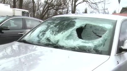 Bryła lodu spadła na samochód osobowy. Twarz kierowcy poraniona szkłem