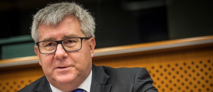 ​Wniosek o odwołanie Ryszarda Czarneckiego z funkcji wiceprzewodniczącego Parlamentu Europejskiego został przegłosowany przez szefów grup politycznych europarlamentu. Sprawa ma związek z porównaniem przez Czarneckiego Róży Thun do szmalcownika.