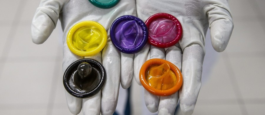 Organizatorzy zimowych igrzysk w południowokoreańskim Pjongczangu (9-25 lutego) poinformowali, że będą dystrybuować 110 tysięcy prezerwatyw, o 10 tysięcy więcej niż na poprzedniej olimpiadzie w rosyjskim Soczi w 2014 roku.