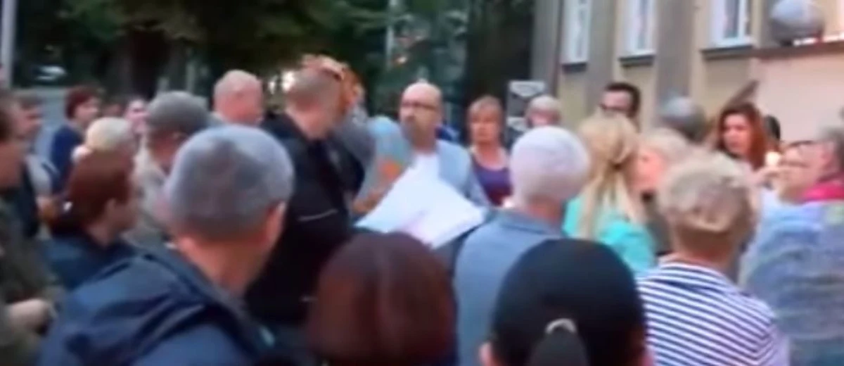 Prokuratura skierowała do sądu akt oskarżenia w sprawie uderzenia kawałkiem pizzy przechodnia podczas zeszłorocznej manifestacji Łańcuch Światła w Gryfinie (Zachodniopomorskie). Pizzę rozsmarował na twarzy przechodnia radny powiatowy.