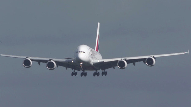 Nagranie pokazuje jaką walkę musieli stoczyć piloci Airbusa A380 z porywistym wiatrem podczas lądowania. Pasażerowie musieli przeżyć chwilę grozy, ale piloci stanęli na wysokości zadania i wylądowali bezpiecznie. 