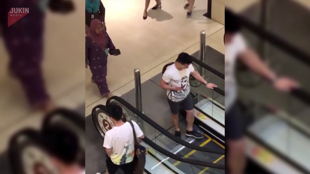 Ten profesjonalny tancerz odwiedził centrum handlowe w Malezji i postanowił wszystkim pokazać jak dobrze jest rozciągnięty. Kiedy wszedł na ruchome schody - zrobił szpagat. Trzeba przyznać, że to bardzo oryginalny sposób. 