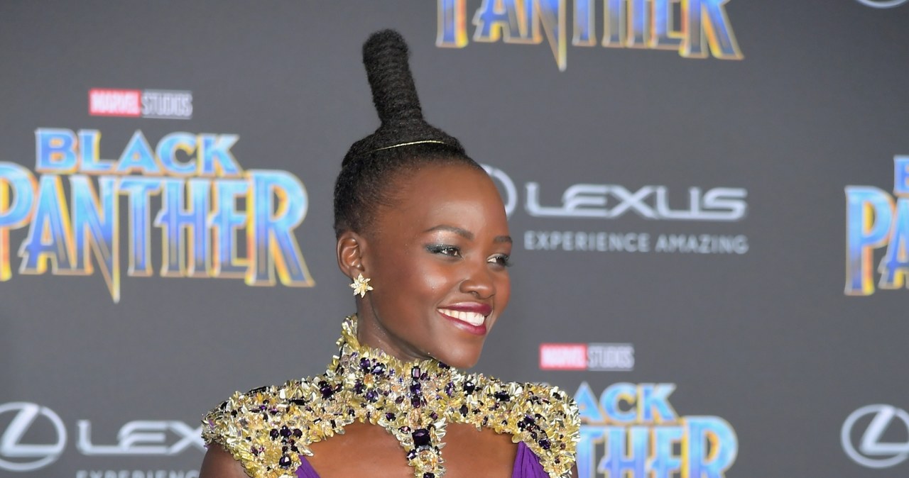 Piękna Kenijka​ Lupita Nyong'o po raz kolejny udowodniła, że prócz aktorskiego talentu posiada też doskonały styl. Na uroczystej premierze swojego nowego filmu "Czarna Pantera" zachwyciła w spektakularnej purpurowej sukni od Versace.