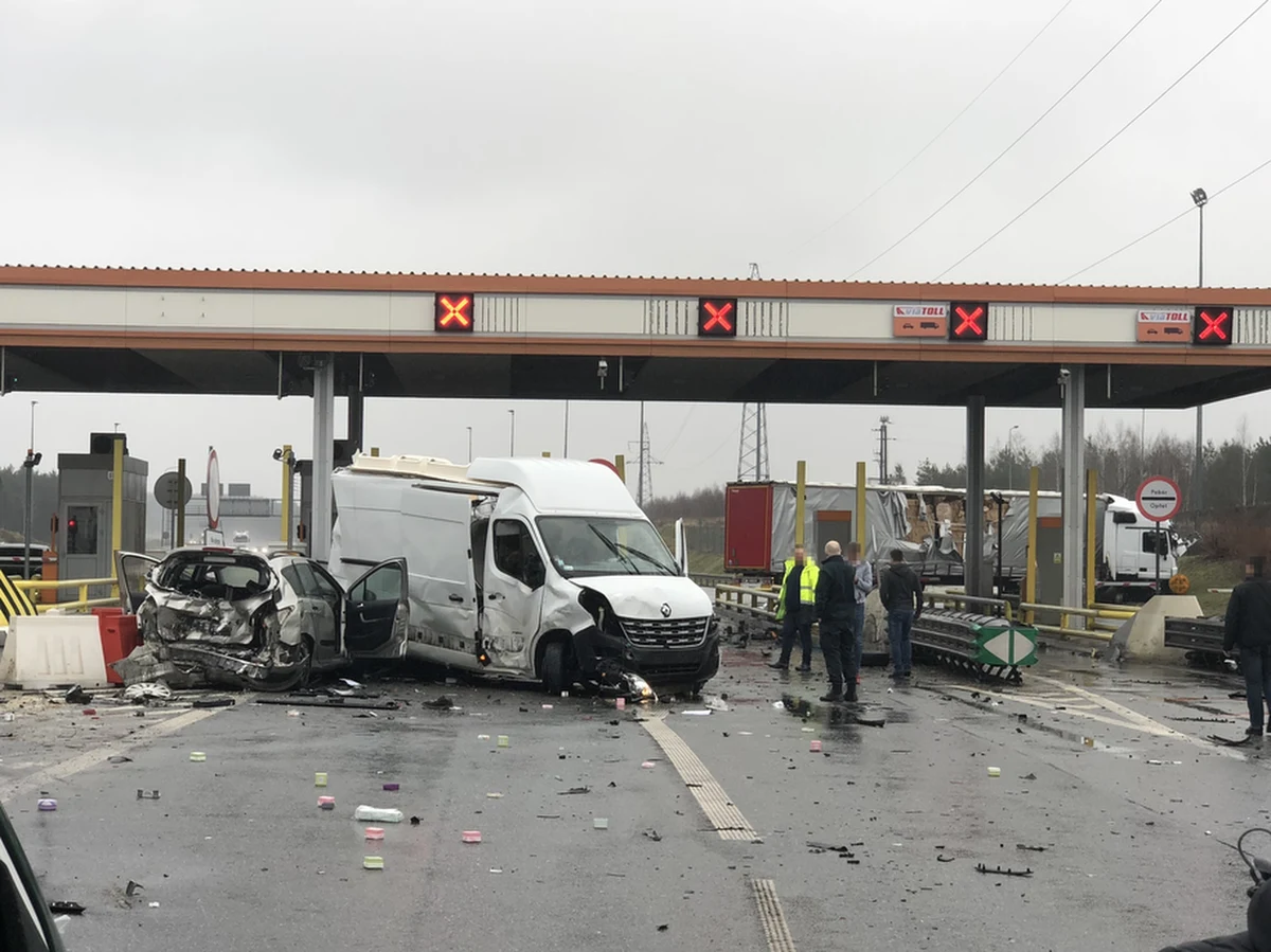 Łotewski kierowca, który wczoraj przed południem spowodował wypadek na autostradzie A2, usłyszał zarzut spowodowania katastrofy w ruchu lądowym. Taranując samochody przy punkcie poboru opłat w Żdżarach koło Konina, miał prawie trzy promile alkoholu. 