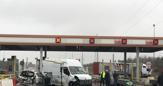 Łotewski kierowca, który wczoraj przed południem spowodował wypadek na autostradzie A2, usłyszał zarzut spowodowania katastrofy w ruchu lądowym. Taranując samochody przy punkcie poboru opłat w Żdżarach koło Konina, miał prawie trzy promile alkoholu. 