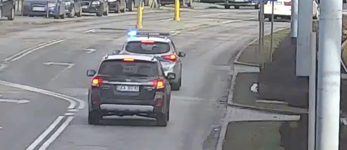 Gdańscy policjanci pomogli w czwartek w eskorcie dwóch aut, w których znajdowały się rodzące kobiety. Obie sytuacje miały miejsce w odstępie godziny. Kobiety zostały bezpiecznie dowiezione do najbliższych placówek medycznych.