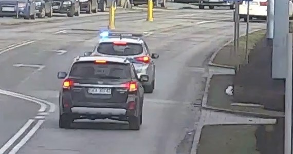 Gdańscy policjanci pomogli w czwartek w eskorcie dwóch aut, w których znajdowały się rodzące kobiety. Obie sytuacje miały miejsce w odstępie godziny. Kobiety zostały bezpiecznie dowiezione do najbliższych placówek medycznych.