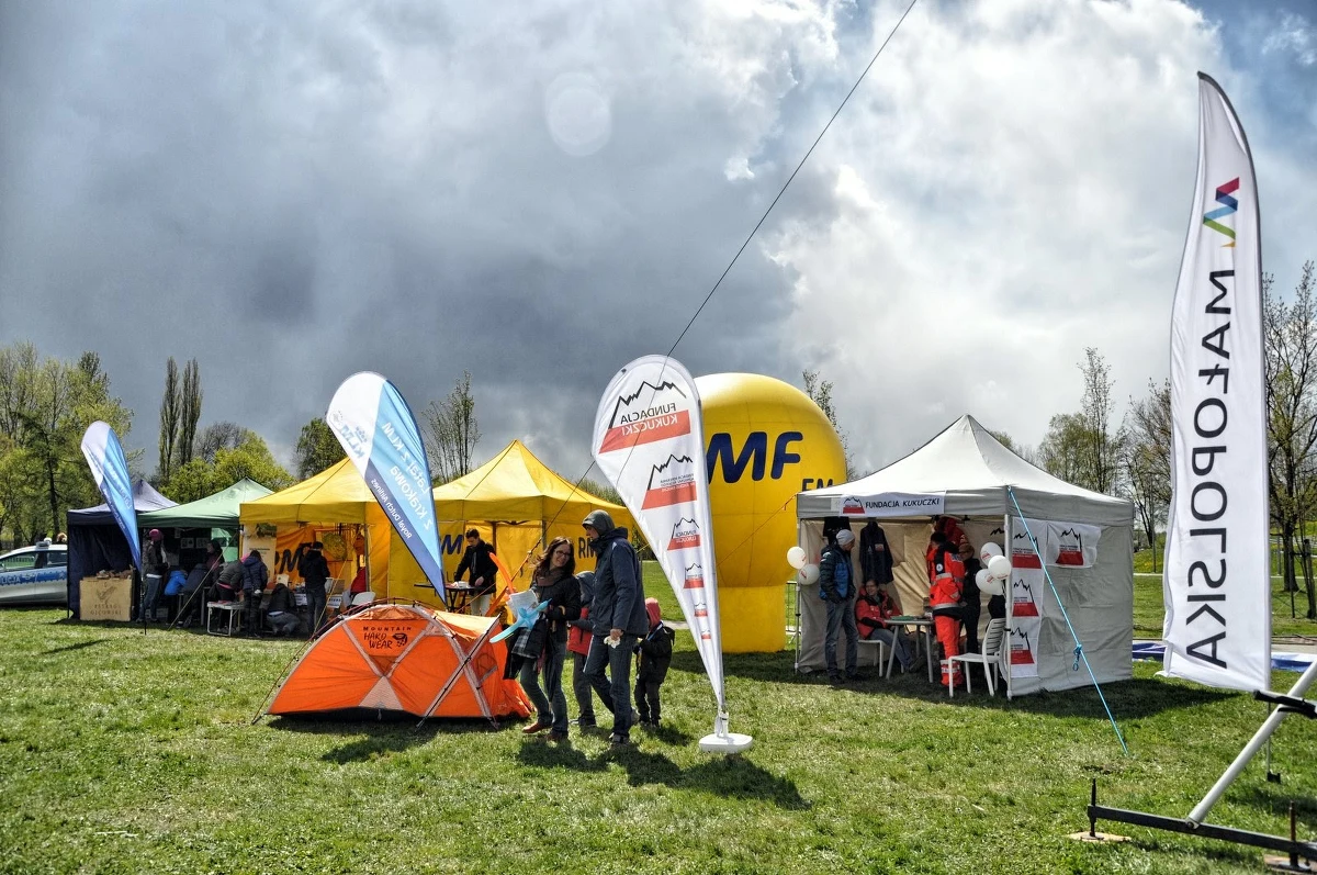W sobotę 12 maja 2018 roku Aleja Podróżników przy Tauron Arenie w Krakowie wzbogaci się o kolejne dęby i tablice upamiętniające wybitnych polskich podróżników i eksploratorów. Na uroczystości będą znani podróżnicy, himalaiści (także ci z zimowej wyprawy narodowej na K2), rodziny osób upamiętnionych na Alei oraz mieszkańcy Krakowa. Spośród wielu zgłoszeń Kapituła nagrody wybrała 8 kandydatur do uhonorowania w 2018 roku. Którzy z nich powinni zostać uhonorowani? O tym zdecyduje Kapituła na podstawie sondy wśród słuchaczy RMF FM i internautów.  