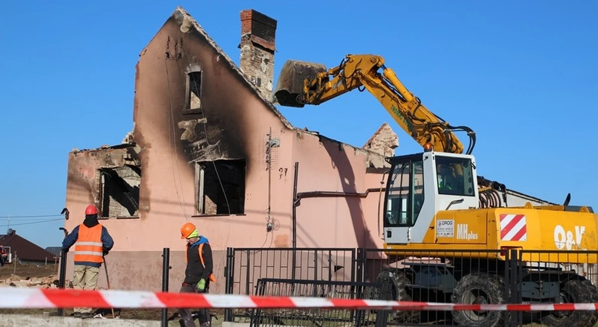 Dziś rozpoczęła się rozbiórka budynków zniszczonych w wyniku ubiegłotygodniowego pożaru w Murowanej Goślinie (Wielkopolskie). W okolicy, w której doszło do wybuchu gazociągu, ze względów bezpieczeństwa wycinane są także nadpalone drzewa.