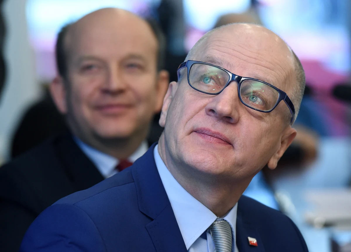 Znamy szczegóły kadrowej karuzeli w resorcie spraw zagranicznych. Nasz dziennikarz dotarł do pełnej listy powołanych i odwołanych dyrektorów i zastępców dyrektorów w MSZ. Na liście jest między innymi były rzecznik MSZ, a do niedawna prezes Polskiej Agencji Prasowej Artur Dmochowski.