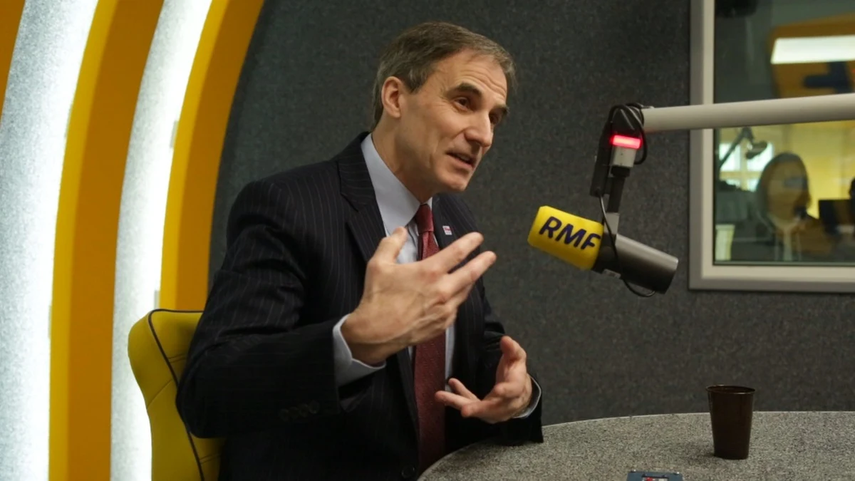 "W sprawie nowelizacji ustawy o IPN jesteśmy gotowi do dialogu" - deklaruje w ekskluzywnej rozmowie w RMF FM ambasador Stanów Zjednoczonych w Warszawie, Paul Jones. Jednocześnie apeluje o prawdziwy dialog, który potencjalnie mógłby doprowadzić do innego podejścia w tej kwestii. "To nie jest dla nas nowa sprawa, nie trzeba nam tłumaczyć samego prawa ani jego uzasadnienia. Rozmawialiśmy o tym kanałami dyplomatycznymi od wielu miesięcy. Przyjęlibyśmy z zadowoleniem szanse zrozumienia, że są jakieś inne sposoby podejścia przez Polskę do tej kwestii, które nie prowadziłyby do takich międzynarodowych reperkusji  i mówiąc wprost, nie odwracałyby uwagi od wszystkich tych wspaniałych rzeczy, które razem robimy" - zaznacza. Z ambasadorem USA w Polsce rozmawiał Grzegorz Jasiński. 