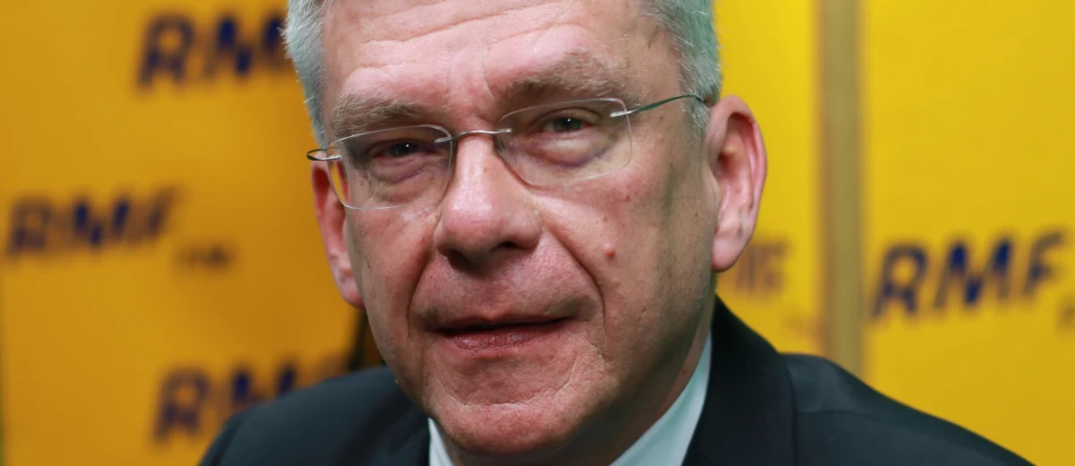 "Każdy termin uchwalenia (nowelizacji ustawy o IPN – przyp. red.) byłby zły. Moment był faktycznie niesprzyjający. Doszło do wypowiedzi, której nikt nawet w najczarniejszych snach nie mógł przewidzieć - pani ambasador Izraela, w miejscu, w którym powinno się milczeć" - mówi marszałek Senatu Stanisław Karczewski - gość Krzysztofa Ziemca w RMF FM. Według marszałka, jeśli ambasador miała dyspozycję, by to powiedzieć, mogła to zrobić w innym miejscu. Karczewski dodaje, że w rozmowie z nim ambasador Izraela Anna Azari przyznała, że tłumaczenie nowelizacji ustawy o IPN "nie było idealne, nie było profesjonalne". "To tłumaczenie najprawdopodobniej wprowadziło pewien zamęt, nie było doskonałe i mogło wprowadzać pewne komplikacje" - uważa marszałek Senatu. "Nikt nie przewidział, że będzie taka reakcja i w takim czasie, w tym momencie. Przecież ta ustawa przeleżała. Spokojnie leżała i czekała przez półtora roku" - zauważa Karczewski. "Już nie ma co gdybać. Musimy spokojnie zastanawiać się, co robić dalej. Sam będę podejmował jakieś działania" - deklaruje. "W poniedziałek - mam nadzieję, bo to też nie jest takie łatwe - napiszę list do wszystkich środowisk polonijnych. Ten list ukaże się również w internecie" - zapowiada marszałek Senatu. "Wyjaśnię, jaka jest sytuacja, jaka była intencja tej ustawy, w jakim jesteśmy miejscu dyskusji, debaty, co chcemy osiągnąć, jaka jest prawda" - mówi Karczewski. "Prośba do wszystkich środowisk polonijnych, żeby byli naszymi ambasadorami. Trzeba powiedzieć: wszystkie ręce na pokład. My wszyscy powinniśmy się w to zaangażować, również opozycja. To będzie zakamuflowany apel do opozycji" - tłumaczy. "Mam nadzieję, że te emocje będą opadały" -  dodaje. 