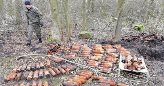 Wyjątkowo niebezpieczne znalezisko w rejonie Kojęcina na Dolnym Śląsku. Podczas wycinki drzew odkryto 41 skrzyń zawierających ponad 160 rakiet do dział przeciwpancernych. Skład amunicji odkryto zaledwie 400 metrów od zabudowań.