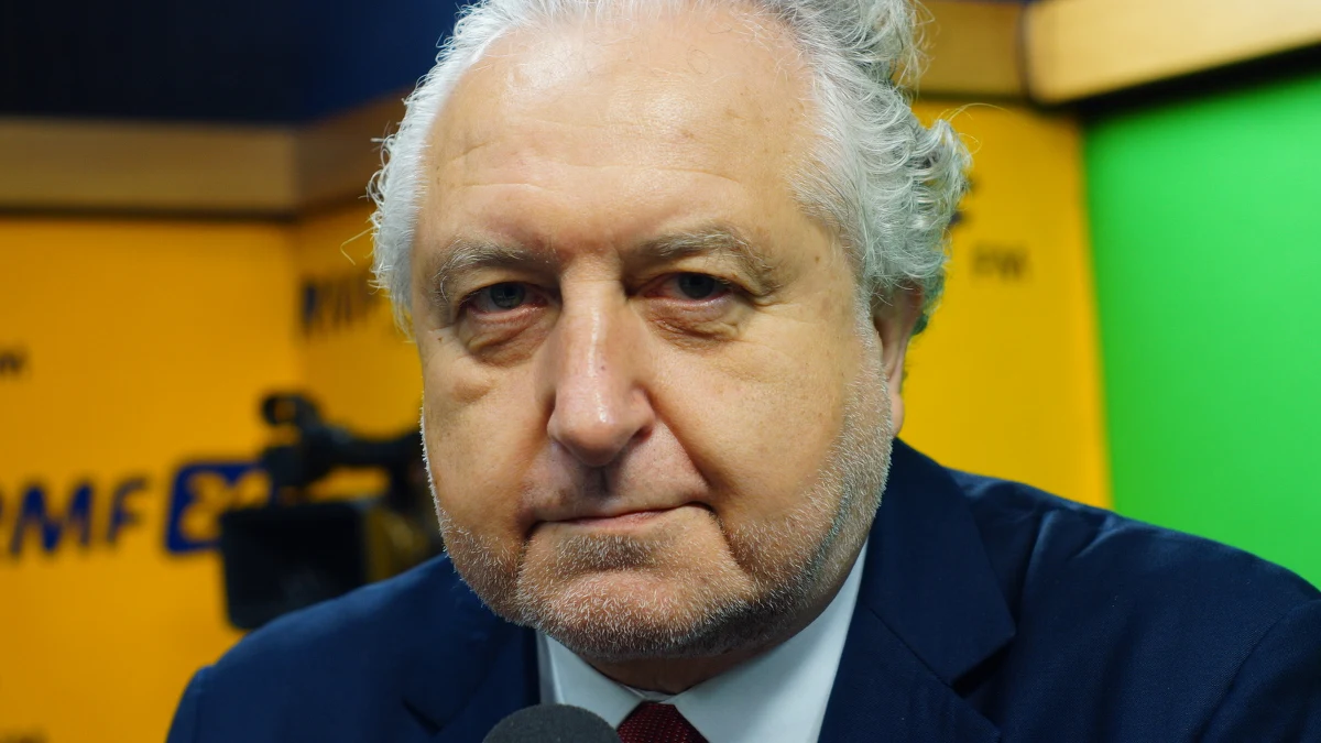 "Ta ustawa, która została uchwalona, przeszła przez jedną i drugą izbę parlamentu, jest niekonstytucyjna" - stwierdził w Popołudniowej rozmowie w RMF FM były prezes Trybunału Konstytucyjnego Andrzej Rzepliński pytany o nowelizację ustawy o IPN. "Na pewno nie pisali tego prawnicy, którzy zasługują na to miano" - ocenił. "Prezydent został wpędzony w kozi róg. Oczywiście, że powinien to zawetować - nie ma Trybunału Konstytucyjnego, więc nie ma gdzie jej wysłać" - zauważył gość Marcina Zaborskiego. "Premier mojego rządu fejkował, i to strasznie antypolsko, przeciwko Sądowi Najwyższemu na forum Rady Europejskiej. Jak mogę mieć zaufanie do słów mojego premiera?” – stwierdził Rzepliński pytany o wypowiedź Mateusza Morawieckiego o tym, że nowelizacja nie ogranicza wolności słowa. 