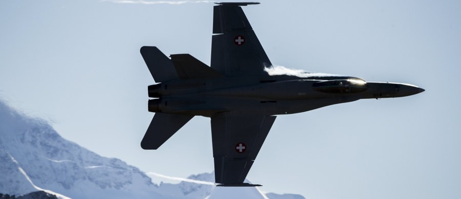 ​Armia szwajcarska wstrzymała loty kilku spośród swych 30 myśliwców F/A-18 Hornet produkcji amerykańskiej. W trakcie kontroli technicznej 22 tych maszyn na trzech z nich wykryto rysy - poinformowało w piątek ministerstwo obrony Szwajcarii.