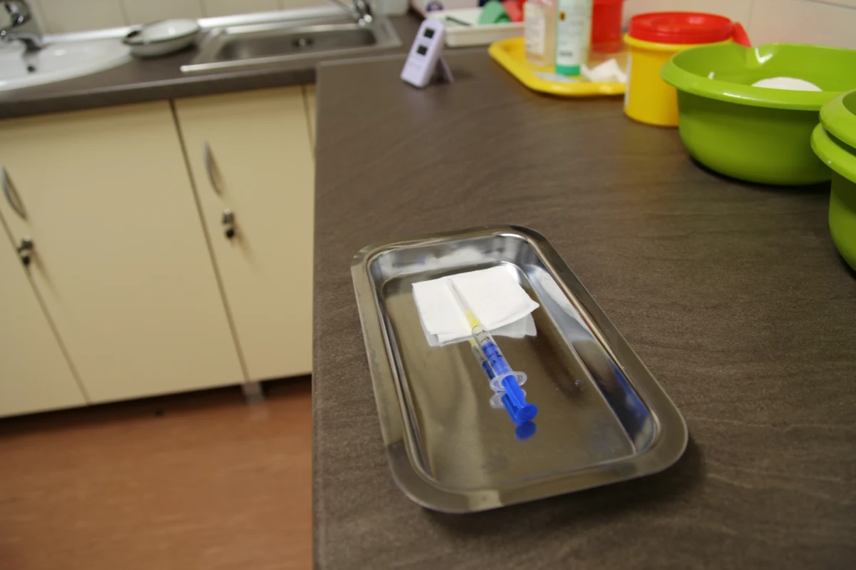 Niektóre bakterie w warunkach stresu zaczynają produkować... plastik. Takie tworzywo – wcale nie sztuczne - w miarę szybko rozkłada się w środowisku a na dodatek jest biozgodne. Można więc wykorzystać je do produkcji opatrunków czy pokrywać nim implanty. Mikrobiolog dr Maciej Guzik z Instytutu Katalizy i Fizykochemii Powierzchni PAN w Krakowie wyjaśnia, że znamy już ponad 150 gatunków bakterii, które w warunkach stresu wytwarzają polimer przypominający plastik. "Tak jak misie na zimę odkładają tłuszcz, tak te bakterie, kiedy nadchodzą trudne czasy, odkładają bioplastik. To są dla nich zapasy węgla i energii" - opowiada.