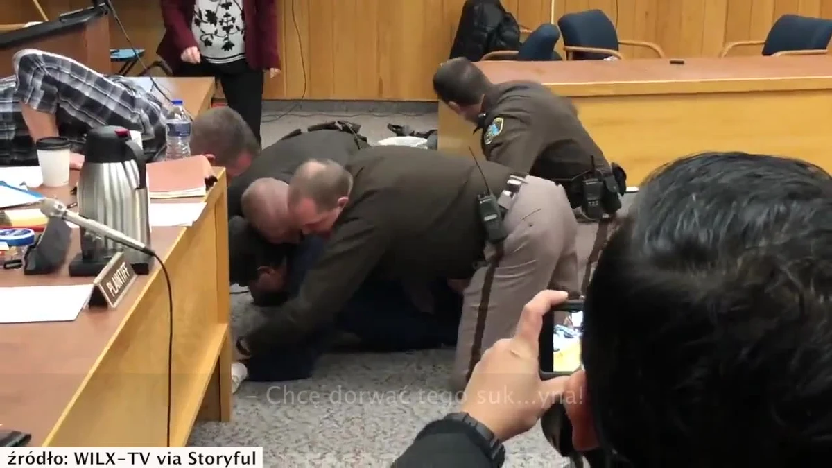 Przed sądem w Lansing trwa odczytywanie wyroku w sprawie byłego lekarza amerykańskiej kadry gimnastycznej, Larry'ego Nassara, który molestował swoje podopieczne. 54-latek został skazany na co najmniej 40 lat i maksymalnie 175 lat więzienia. Podczas odczytywania wyroku ojciec trzech dziewczyn, które padły ofiarami lekarza, próbował rzucić się na Nassara. Przed dokonaniem rękoczynów powstrzymali go strażnicy. Mężczyzna został zatrzymany, ale sędzia uznał – biorąc pod uwagę okoliczności - że uniknie kary. 