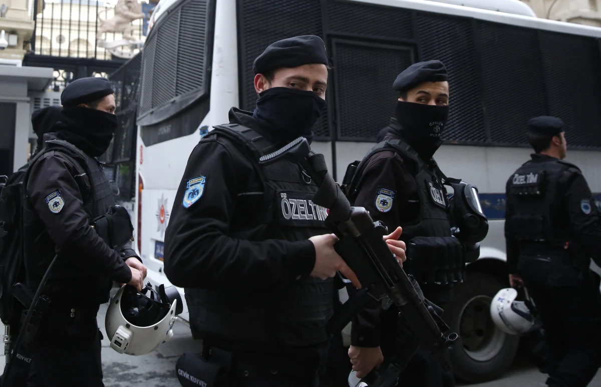 ​W wyniku 16 obław policyjnych w Stambule zatrzymano 82 osoby podejrzane o związki z Państwem Islamskim. 77 z nich to cudzoziemcy - podała w sobotę Anatolia. Turecka agencja nie precyzuje, kiedy zostały przeprowadzone akcje policji antyterrorystycznej.

